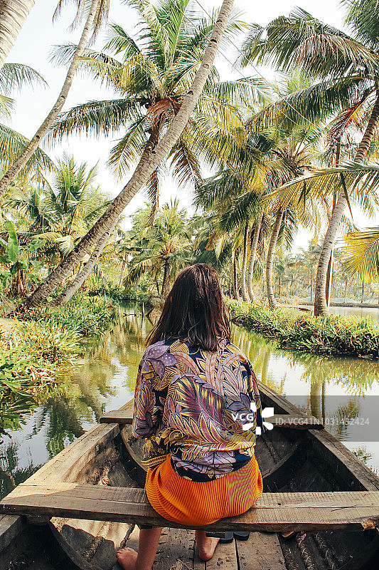 在门罗岛的死水中划皮划艇图片素材