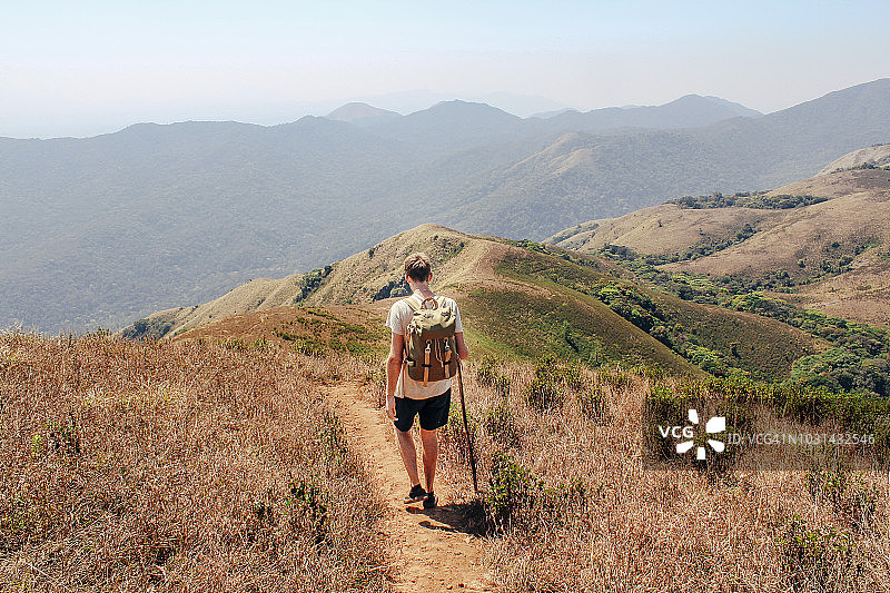 在南印度徒步旅行的年轻男人图片素材