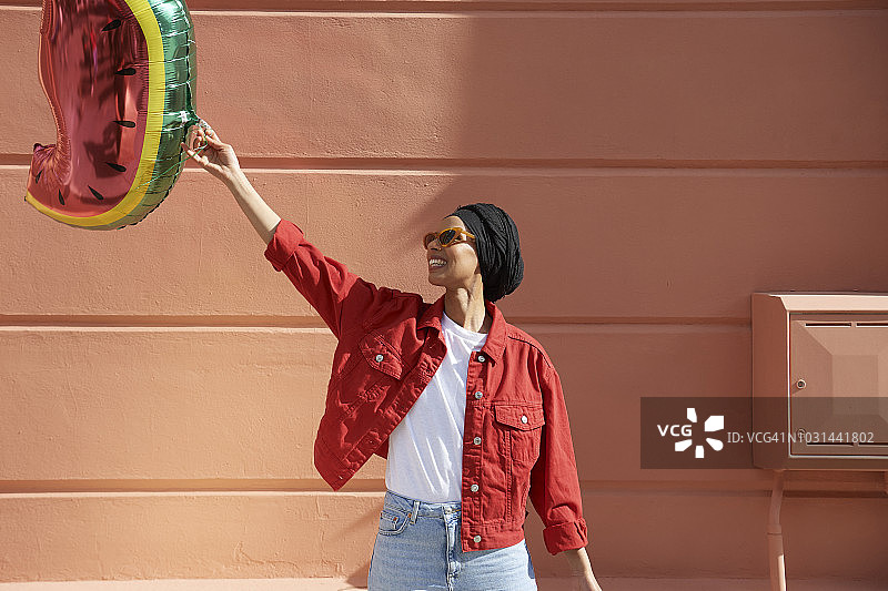 女人手拿大型充气西瓜图片素材