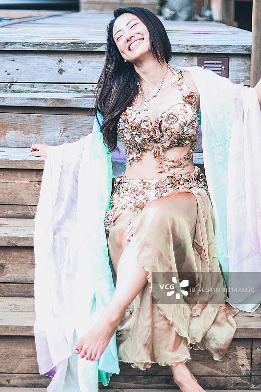 一位肚皮舞舞者图片素材