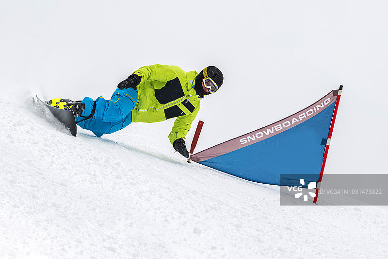 年轻的单板滑雪者参加大回转练习图片素材