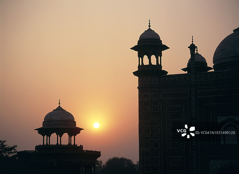 红堡泰姬陵附近的日落景色图片素材