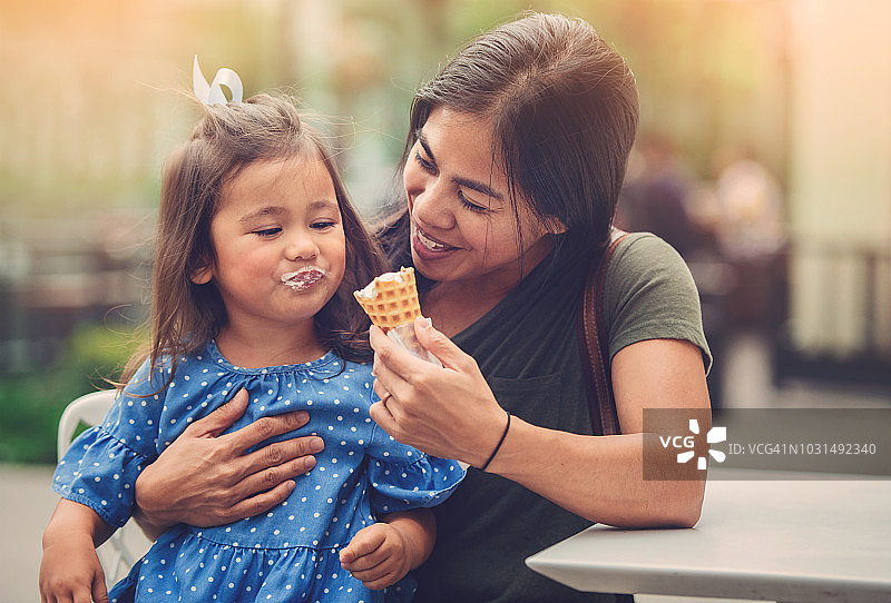 母亲和孩子吃冰淇淋图片素材