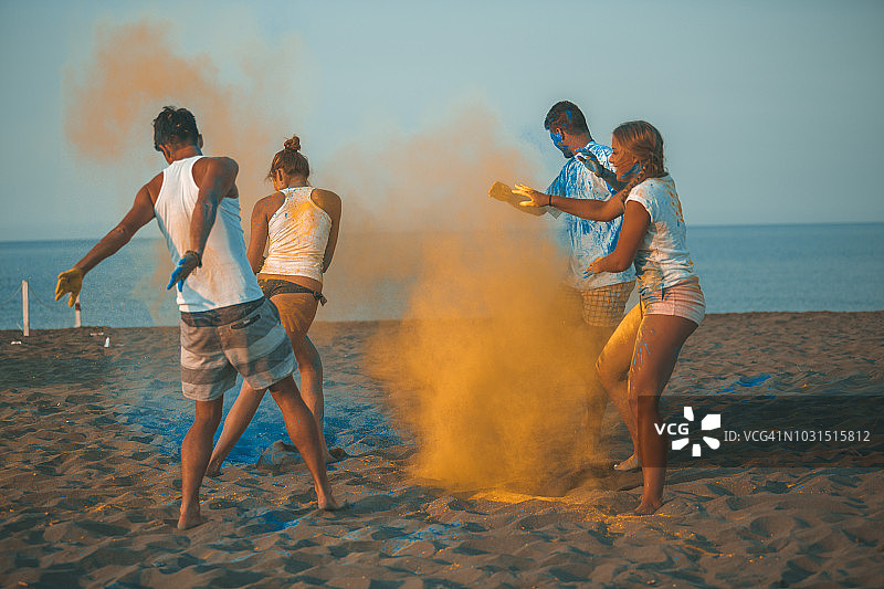 海滩上的彩色粉末大战图片素材