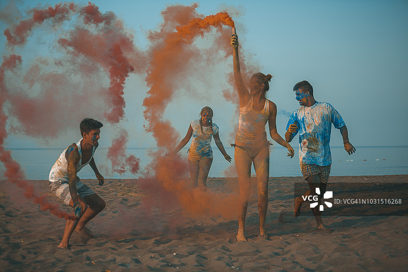 朋友们点燃烟雾弹图片素材