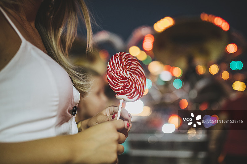 年轻女人手拿棒棒糖图片素材
