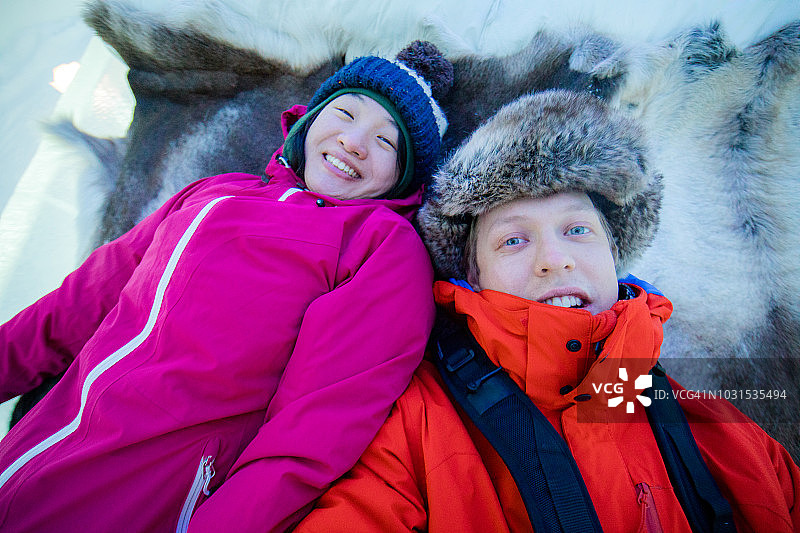 身穿冬季服装的情侣图片素材