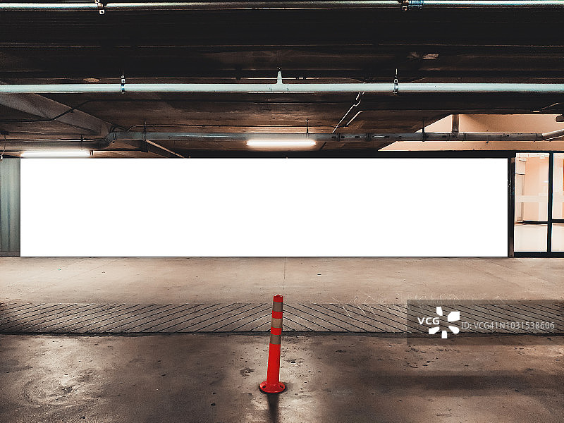地下停车场空白广告牌banner，神秘忧郁的广告模板图片素材