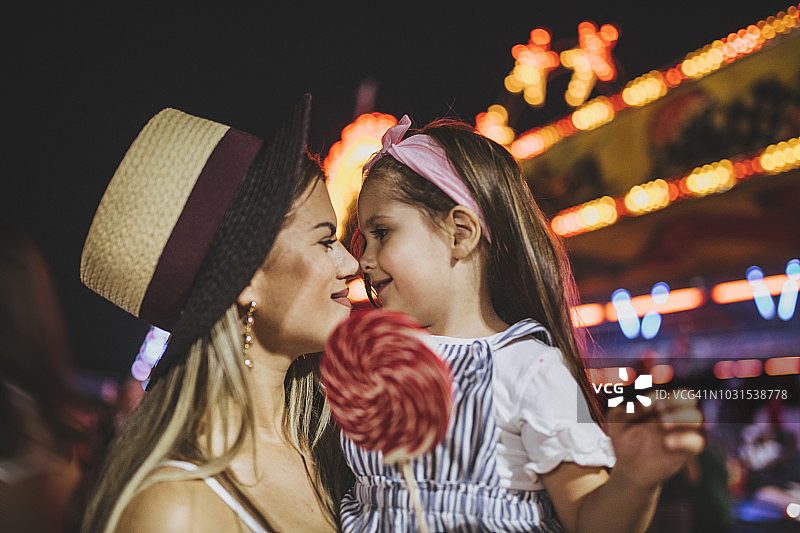 快乐的母女在节日玩耍图片素材