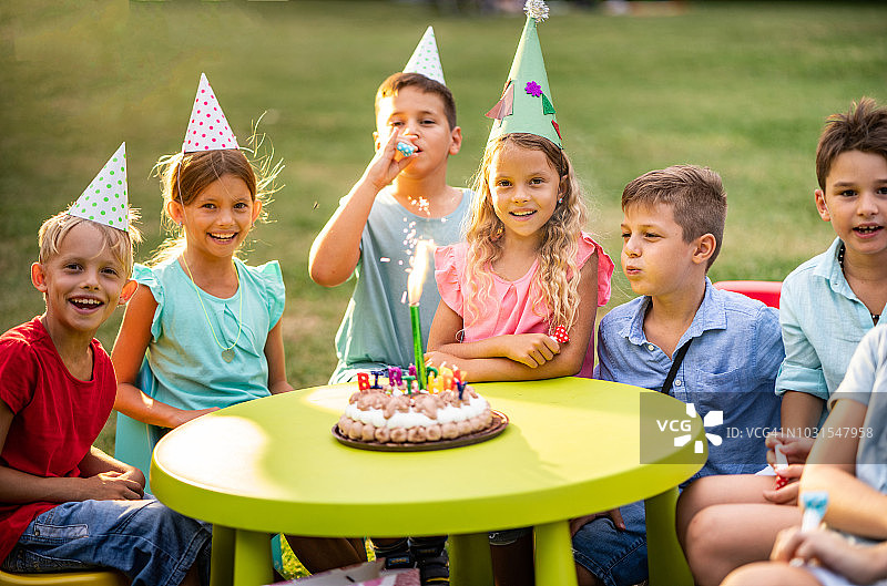 孩子们在公园享用生日蛋糕图片素材