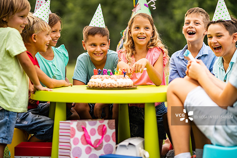 快乐的孩子们在公园里庆祝生日图片素材