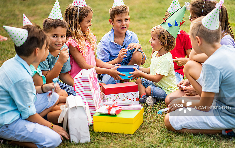 公园里的生日派对图片素材