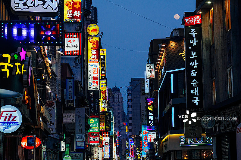 韩国首尔霓虹灯闪耀的街道图片素材