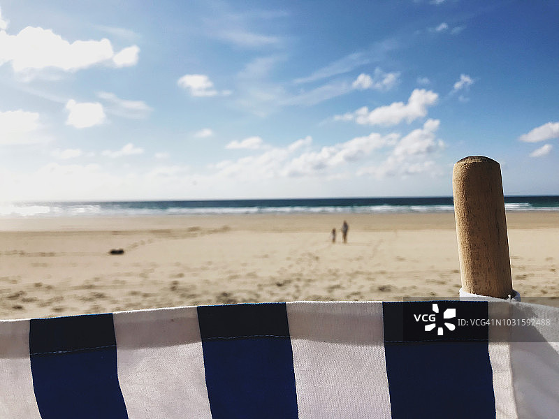 蓝天下海滩上的挡风墙图片素材