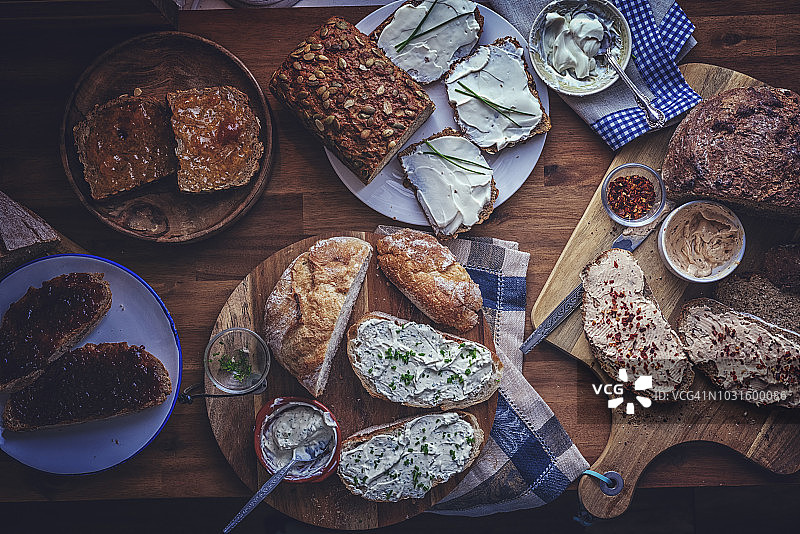 自制的棕色面包、籽面包和酸面包图片素材