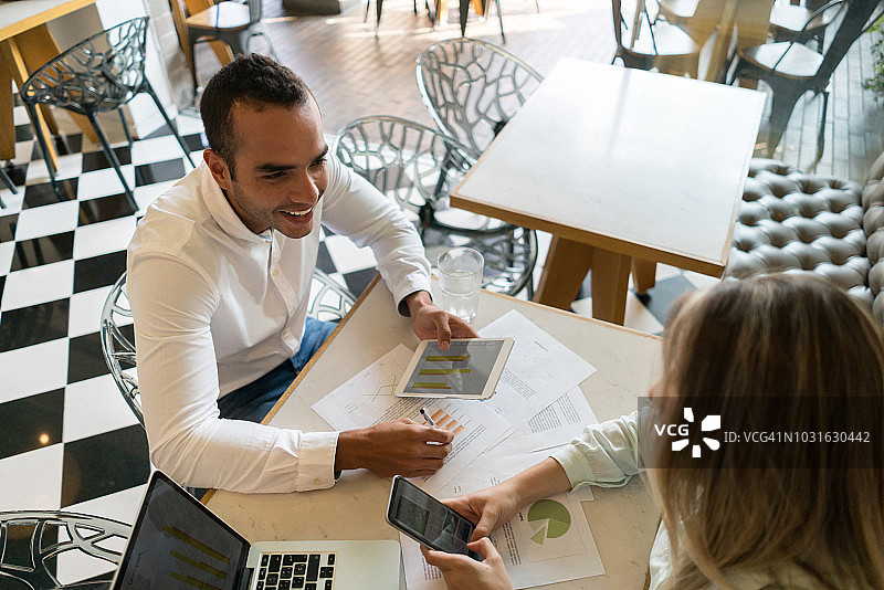 年轻商业伙伴在面包店开心工作图片素材