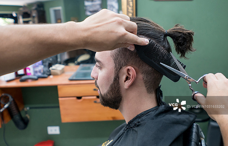 理发师为顾客理发特写图片素材