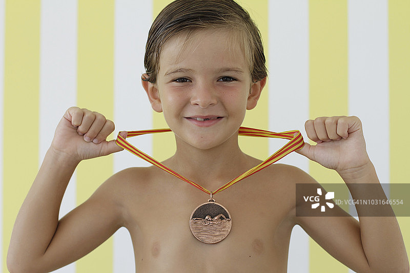 自豪的男孩展示奖牌图片素材