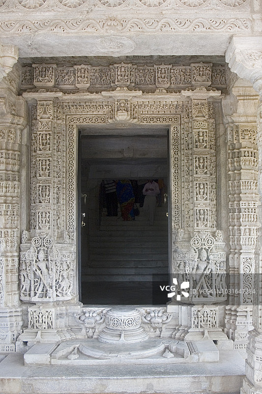 拉纳克普尔耆那教寺庙的雕刻石头入口图片素材