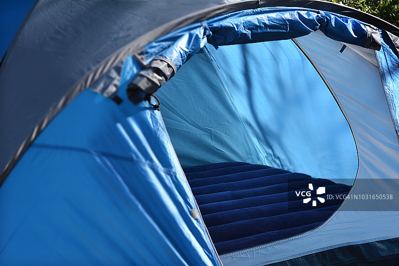 在户外露营地搭建帐篷图片素材