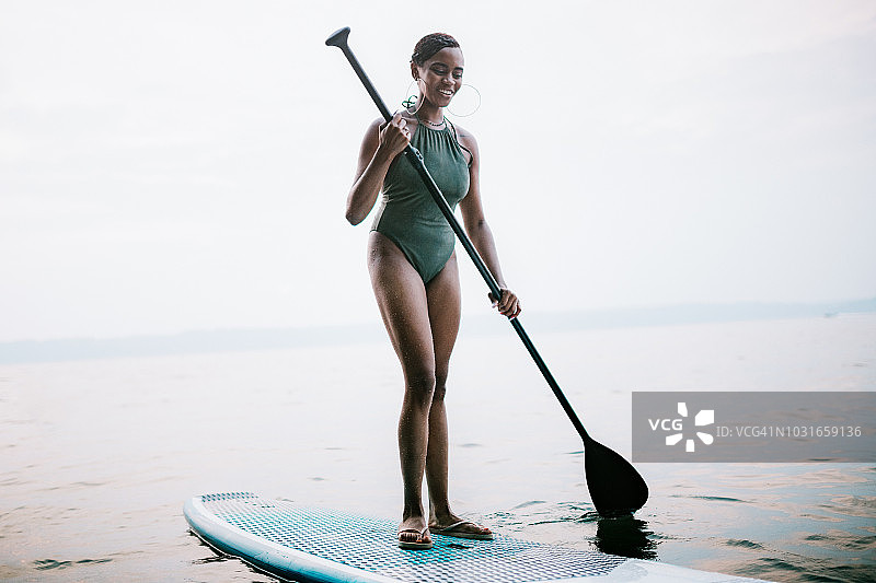在普吉特海湾夏季划桨的年轻女子图片素材