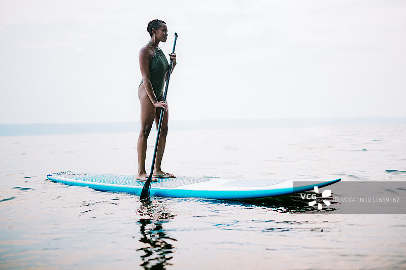 在普吉特海湾夏季划桨的年轻女子图片素材