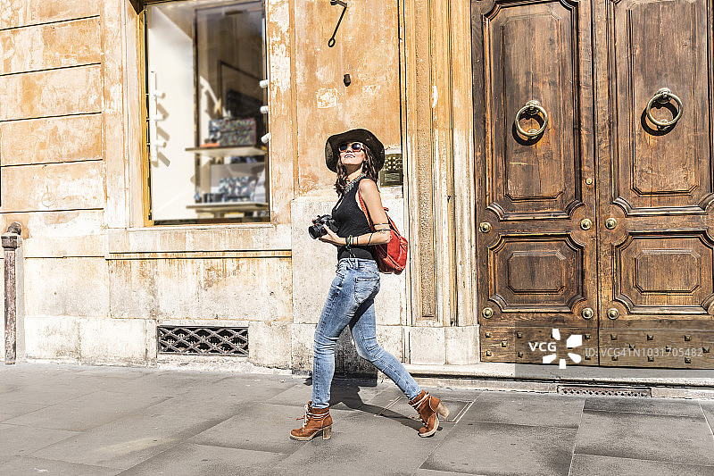 在意大利街头用相机拍摄的优雅女人图片素材