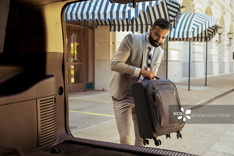 商务人士在城市卸行李旅行图片素材