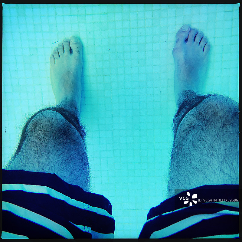 在泳池中的男人腿部图片素材