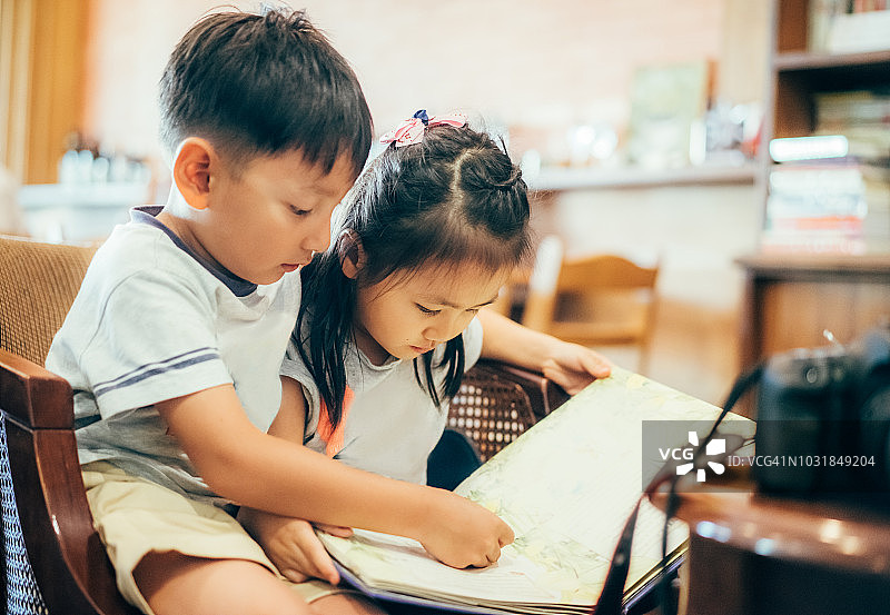 儿童在阅读图片素材