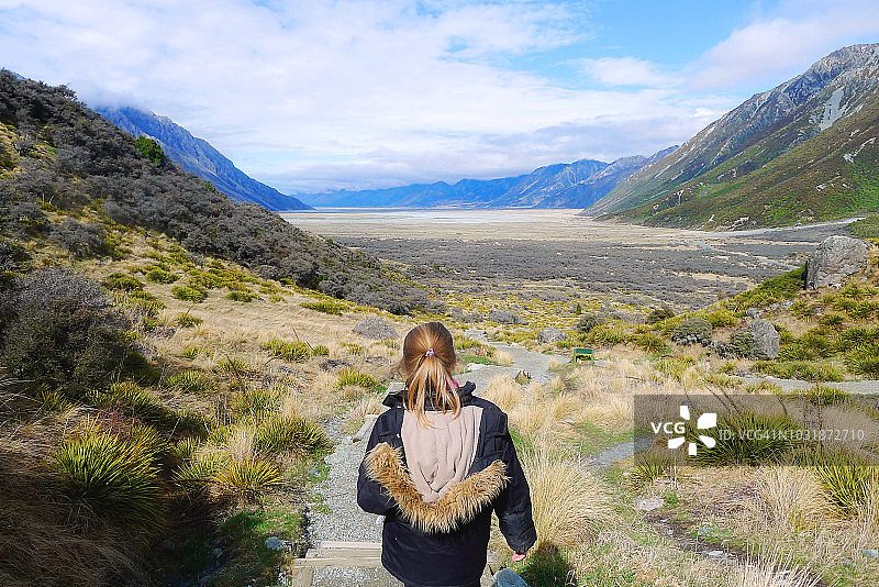在塔斯曼冰川库克山徒步的女孩图片素材