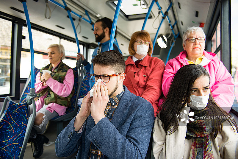 发烧流感男子乘坐公共交通图片素材