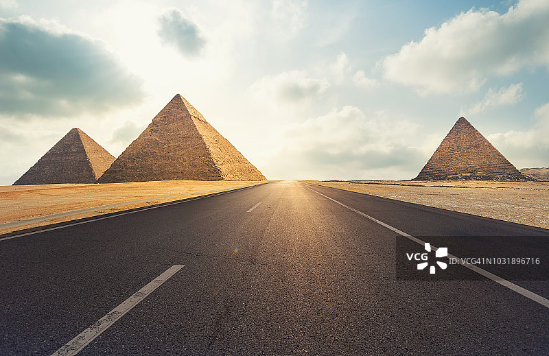 埃及开罗的三个胡夫金字塔和道路图片素材
