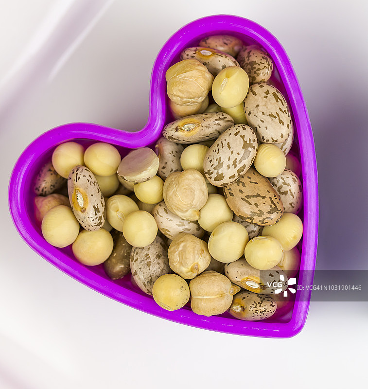 健康饮食：心形杂豆图片素材