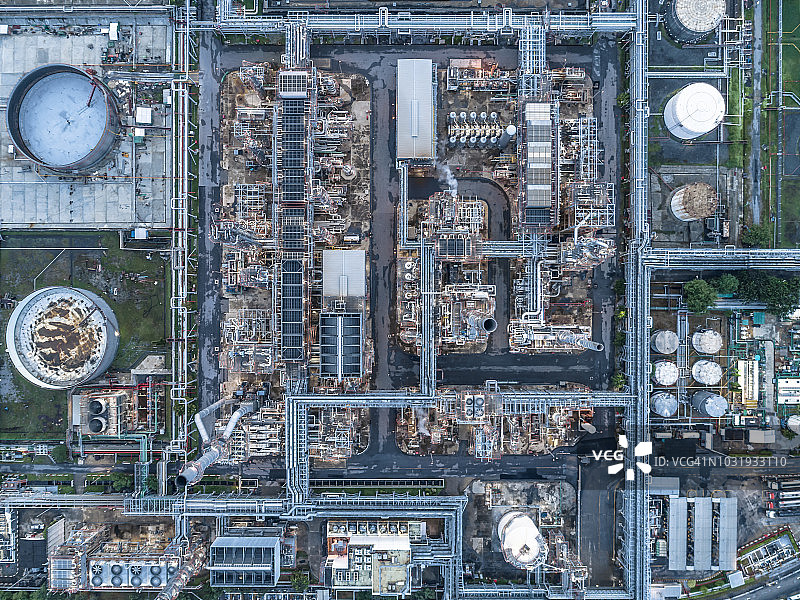黄昏时分的炼油厂鸟瞰图图片素材