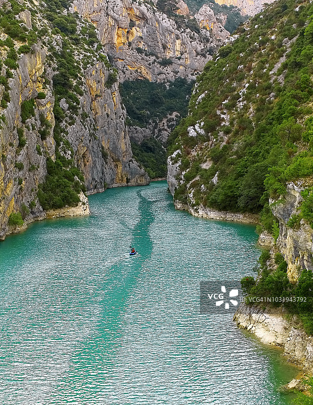 在法国韦尔东大峡谷的河流上漂流图片素材