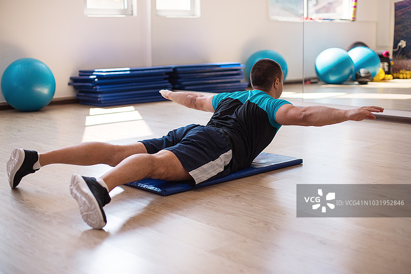 努力训练的健壮男人图片素材