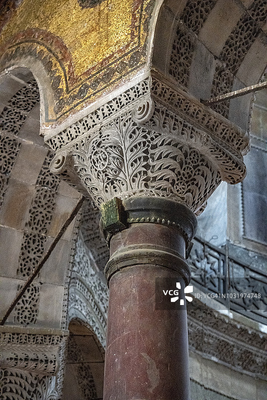 土耳其伊斯坦布尔圣索菲亚大教堂内部细节图：柱头和拜占庭风格图片素材