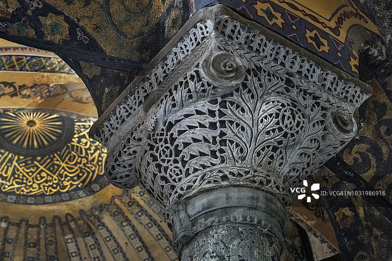 土耳其伊斯坦布尔圣索菲亚大教堂内部细节图：柱头和拜占庭风格图片素材