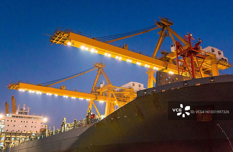 在船厂使用起重机的集装箱货船图片素材