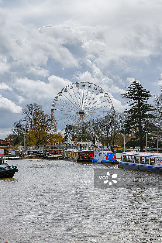 英格兰斯特拉特福的埃文河、摩天轮和窄船图片素材