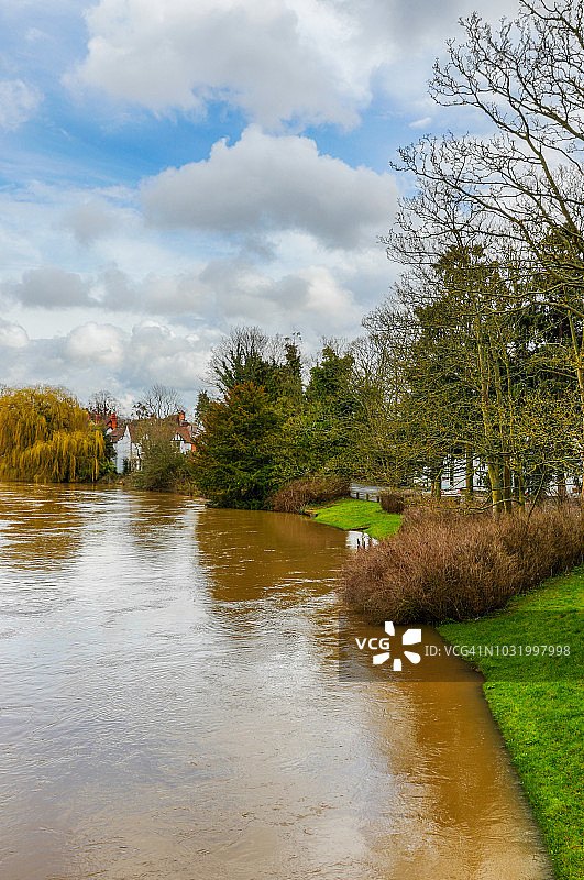 英格兰斯特拉特福埃文河畔的埃文河图片素材