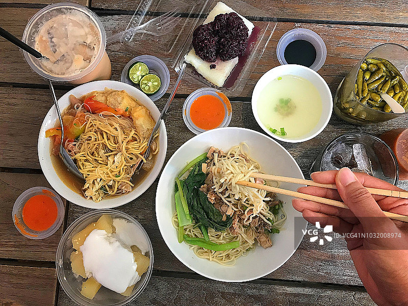 丰盛的印度尼西亚早午餐。图片素材