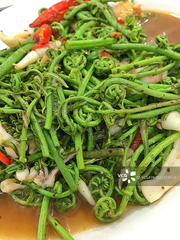 新鲜炒好的蕨菜，晚餐即食图片素材