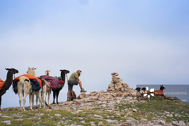 在大陆分水岭小径上打电话回家图片素材