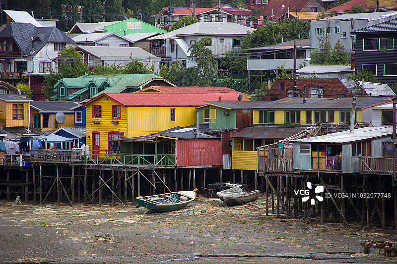 智利洛斯 Lagos 区奇洛埃岛卡斯特罗镇，建在泥滩上的彩色木屋（又名高跷屋）在退潮时可见。图片素材