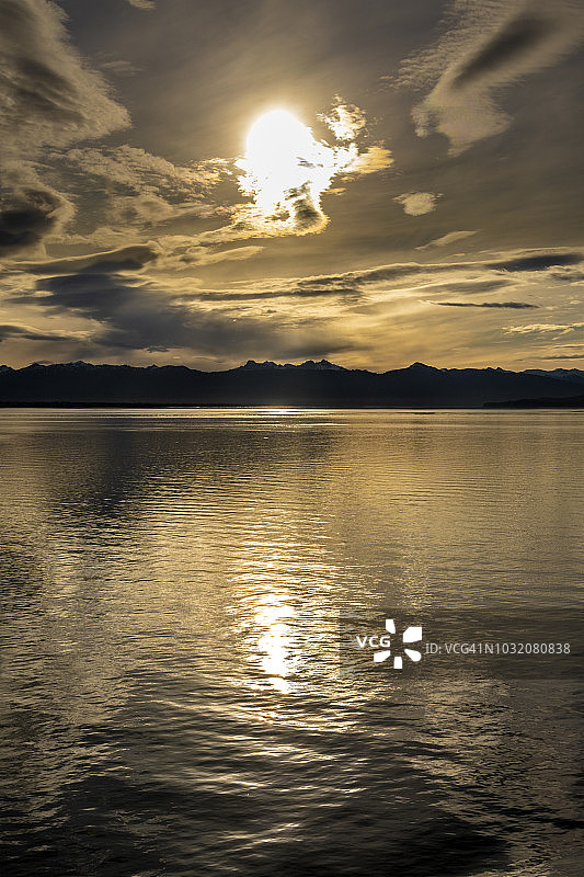 冰峡的日出，从游轮上眺望美国阿拉斯加冰川湾入口图片素材