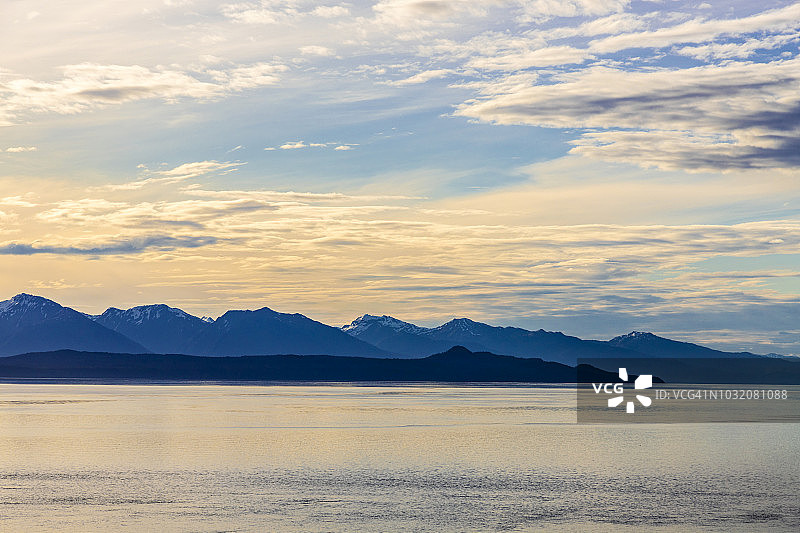 美国阿拉斯加冰峡的日出：冰川湾入口，从航行于内 passage 的游轮上观看图片素材