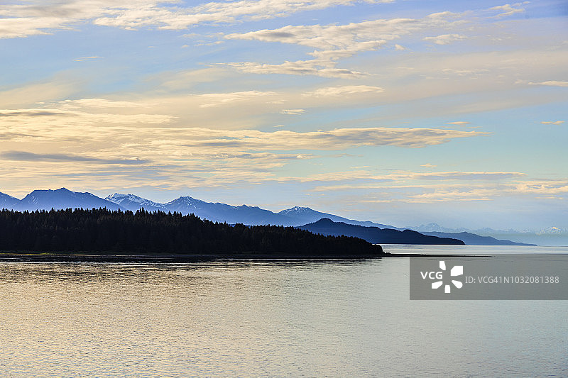 美国阿拉斯加冰峡的日出：冰川湾入口，从航行于内 passage 的游轮上观看图片素材