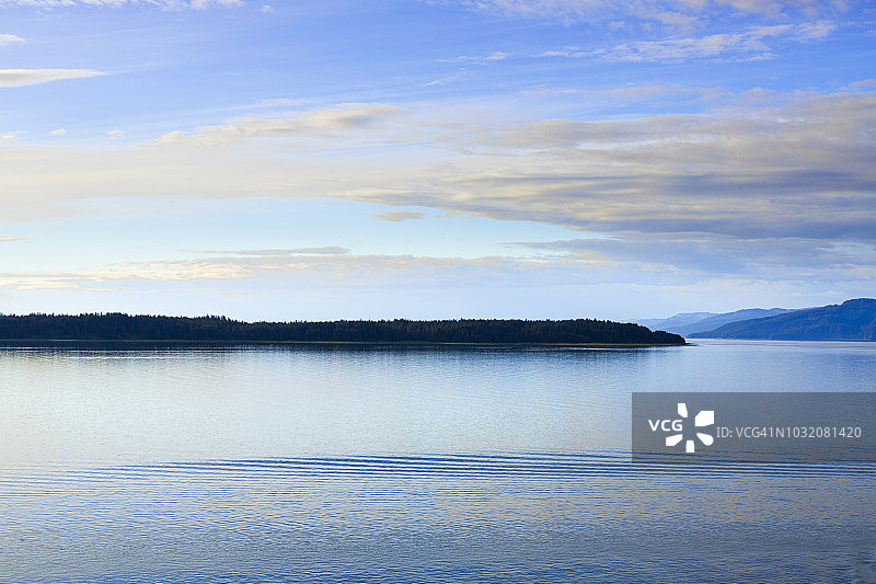 美国阿拉斯加冰峡的日出：冰川湾入口，从航行于内 passage 的游轮上观看图片素材